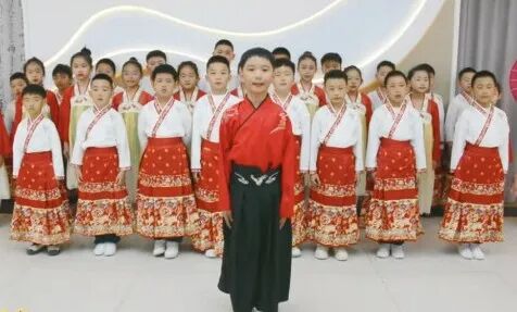 兴隆中心校开展“诵读国学经典传承中华文脉”国学诵读主题活动